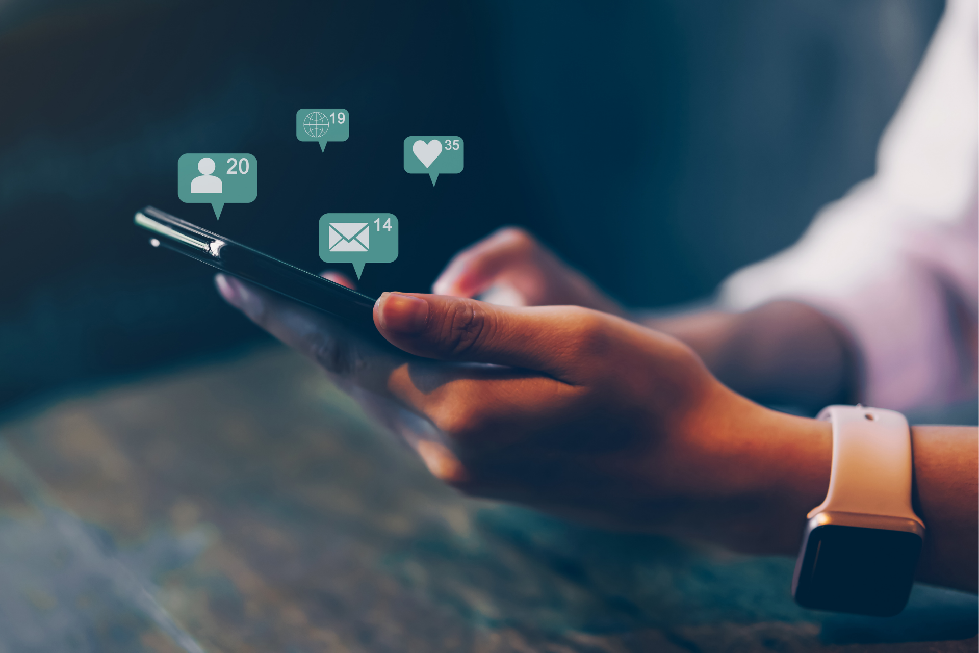 Smartphone social media (Photo By sitthiphong on stock.adobe.com)